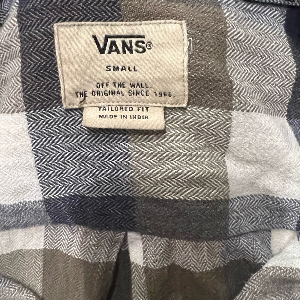 Vans Men’s flannel shirt, like new condition, size small.
